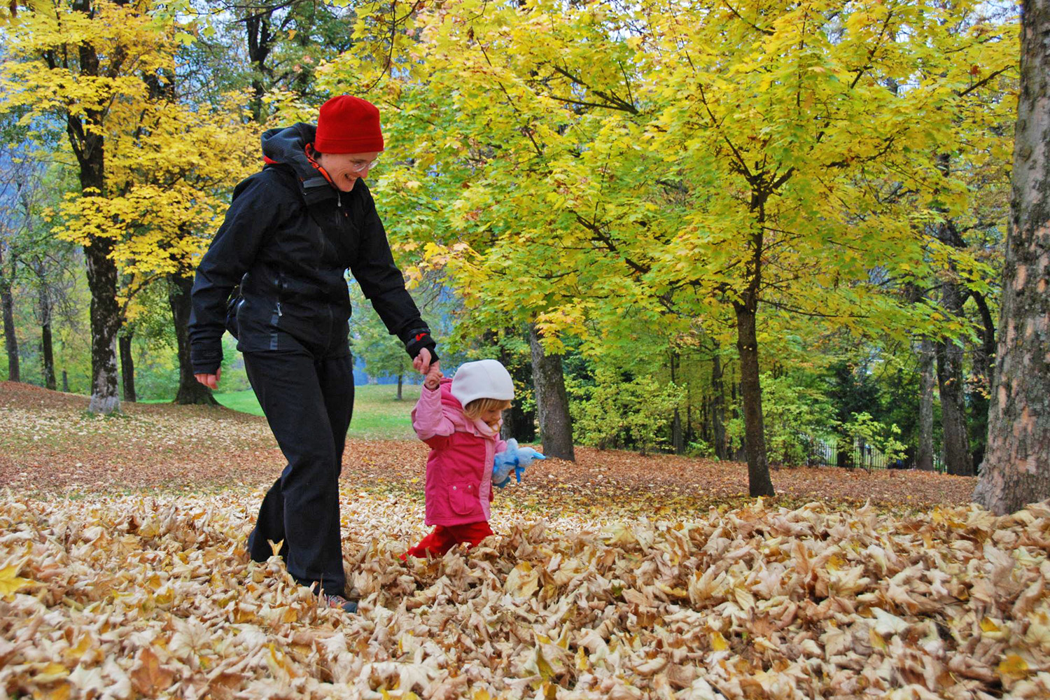 Parco delle Pieve a Cavalese con i bambini duratnte il foliage
