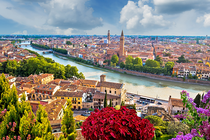 Verona torri e tetti vista dalla collina © xbrchx